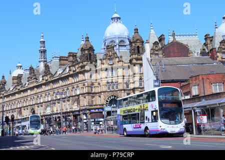 Neue Market Street ist eine beliebte Bus Route in Leeds City Centre mit Kirkgate Markt als Hintergrund. Stockfoto