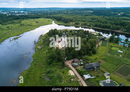 Aus der Vogelperspektive die Vazhinka Fluss und die Orthodoxe Kirche der Auferstehung. Kurpovo Dorf in Vazhinsky städtische Siedlung von Podporozhsky Bezirk Stockfoto