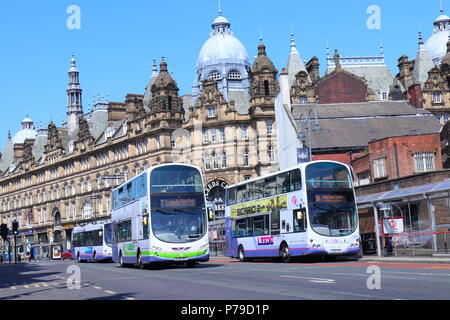 Neue Market Street ist eine beliebte Bus Route in Leeds City Centre mit Kirkgate Markt als Hintergrund. Stockfoto