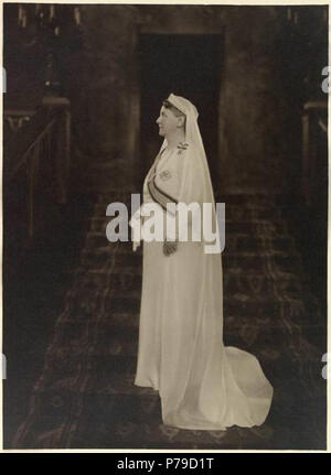 Nederlands: Koningin Wilhelmina, Najaar 1934 Na het overlijden van Prins Hendrik droeg Koningin Wilhelmina lange tijd Witte rouwkleding. Nv-poseerde ze voor Franz Ziegler op de Trap in de Vestibül van Paleis Het Loo in het najaar van 1934, wat een indrukwekkend portret opleverde. Maar zoals destijds nicht ongebruikelijk war, werd ook hier geretoucheerd: Ziegler maakte de Koningin wat slanker Dan ze war. 1934 37 Koningin Wilhelmina najaar 1934 Stockfoto