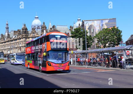 Neue Market Street ist eine beliebte Bus Route in Leeds City Centre mit Kirkgate Markt als Hintergrund. Stockfoto
