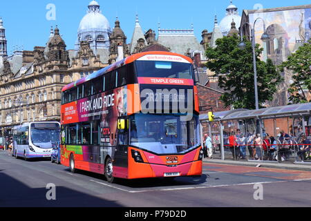 Neue Market Street ist eine beliebte Bus Route in Leeds City Centre mit Kirkgate Markt als Hintergrund. Stockfoto