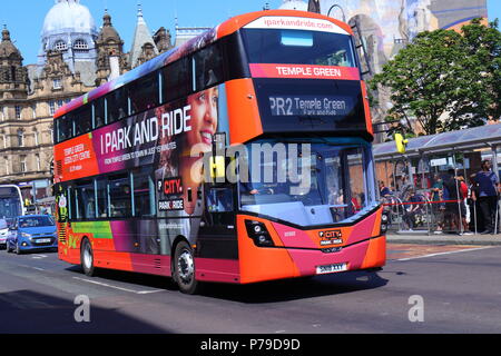 Neue Market Street ist eine beliebte Bus Route in Leeds City Centre mit Kirkgate Markt als Hintergrund. Stockfoto