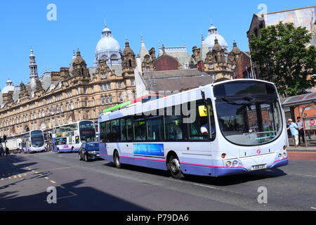 Neue Market Street ist eine beliebte Bus Route in Leeds City Centre mit Kirkgate Markt als Hintergrund. Stockfoto