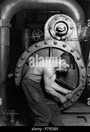 Englisch: Lewis Hine, 1920. Power House Mechaniker arbeiten an Dampf Pumpe. Aufzeichnungen über den Verlauf der Arbeiten der Verwaltung. (69-RH-4L-2) Lewis Hine's 1920 Power House Mechaniker arbeiten an Dampf Pumpe, einer seiner "Porträts", zeigt eine Arbeiterklasse Amerikanischen in einem industriellen Umfeld. Die sorgfältig gestellte Thema, ein junger Mann mit einem Schraubenschlüssel in der Hand, ist vorbei, die von der Maschine, die seinen Job definiert umgeben Gebuckelt. Während aber eingeschränkt, die von der Maschine (fast ein Metall Gebärmutter), der Mann ist Anstrengung gegen it-Muskeln straffen, mit einem bestimmten aussehen - in einem ikonischen Darstellung von Männlichkeit. Français: Lewis Wi Stockfoto