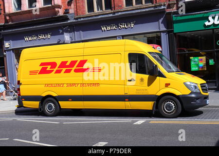 Ein DHL Parcel Delivery van auf Vicar Lane in Leeds City Centre geparkt. Stockfoto