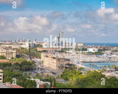 Barcelona, Spanien - 30. Juli 2017: Blick auf das Kolumbus Denkmal und der alte Hafen von Barcelona vom Berg Montjuich Stockfoto