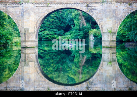 Zwei Mann Schädel unter Vorbiegungen Brücke auf dem Fluß in Durham, UK Verschleiß Stockfoto