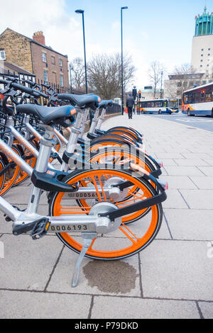 Eine Reihe von Mobike sharing Fahrräder auf John Dobson Straße, Newcastle upon Tyne Newcastle geparkt, mit dem Civic Center im Hintergrund Stockfoto