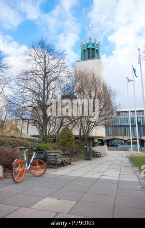 Ein mobike sharing Fahrrad vor Newcastle upon Tyne Civic Center, UK geparkt Stockfoto