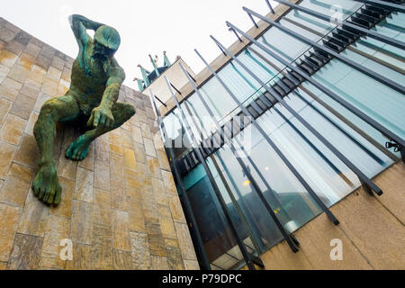 Newcastle upon Tyne Civic Center, entworfen von George Kenyon, mit Fluss Gott Skulptur von David Wynne Stockfoto