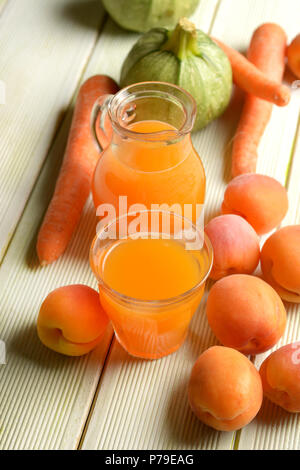 Aprikose, Karotten und Zucchini Saft im Glas mit Obst und Gemüse um: Detailansicht Stockfoto