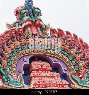 Von Schnitzereien Detail an der Spitze einer der hohen Eingang Türmen, oder Gopuram, an der Sri Ranganatha Swamy Tempel in Trichy, Tamil Nadu in Indien. Stockfoto