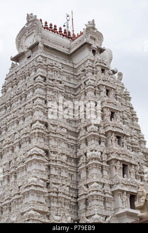 Die weißen Gopuram, oder Gateways, wie die vellai Gopuram und symbolisiert Reinheit bekannt, in der Sri Ranganatha Swamy komplexe bei Trichy in Tamil Nadu, Indien. Stockfoto