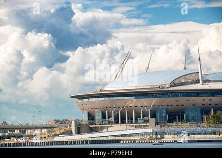 Sankt Petersburg. Russland - 03. Juli 2018. Krestovsky Stadium, offiziell Sankt-petersburg Stadion 2018 FIFA World Cup gegen bewölkter Himmel Stockfoto