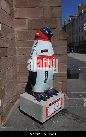 South Pole Position von Thomas Nisbet Teil von Maggies Penguin Parade Perth Schottland Juli 2018 Stockfoto