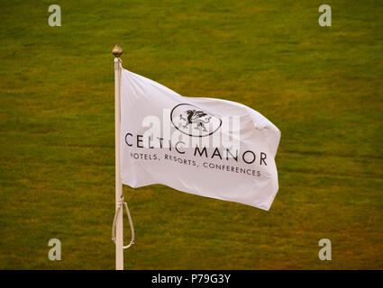 Schwarz-weisse Flagge mit dem Namen des Hotel und Resort das Fliegen an der Celtic Manor Resort, Newport, Wales Stockfoto