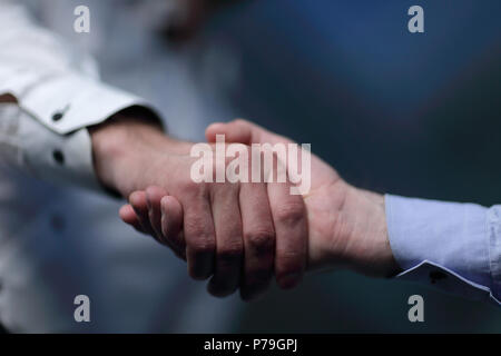 Bis zu schließen. Zuversichtlich Handshake von Geschäftsleuten Stockfoto