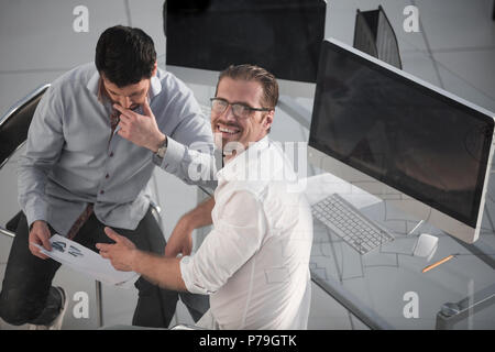 Ansicht von oben. Mitarbeiter diskutieren Finanzcharts Stockfoto