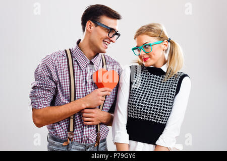 Nerdy Mann ist, Herzform, um seine nerdy Freundin. Stockfoto