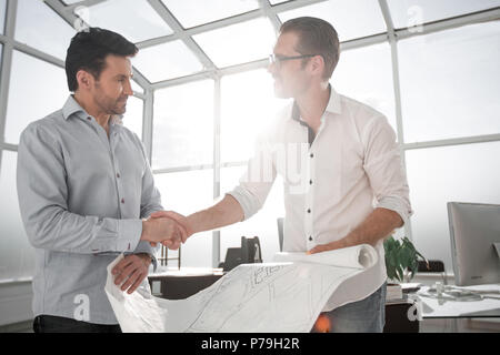 Architekt und Bauherr Handshake im Büro Stockfoto