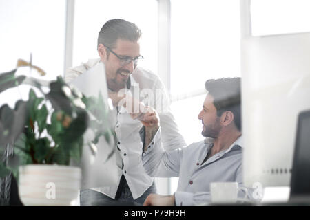 Geschäft Hintergrund. Zwei lächelnde männlichen Kollegen geben Faust Stößen Stockfoto