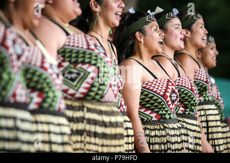 Polynesische Maori Kultur Gruppe (Ngaru Kaha) von Whangarei, Tanz ein Kapa Haka während Waitangi Day feiern in Waitangi, Neuseeland Stockfoto