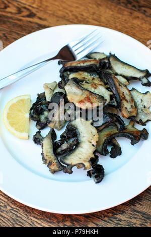 Platte der gebratenen frischen Paua (abalone), eine Delikatesse Meeresfrüchte in Neuseeland Stockfoto