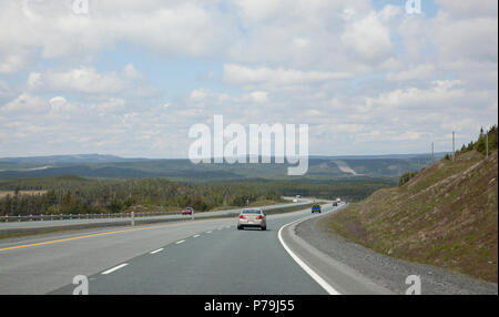 Eine Ausdehnung des Trans Canada Highway durch die St. Johns Bereich von Neufundland läuft im Sommer Stockfoto