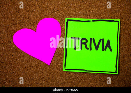 Schreiben Hinweis Übersicht Trivia. Business Foto präsentiert Stücke von unbedeutenden Info von etwas, das jemand irgendwo Liebe braune Farbe schön hart-kunst wor Stockfoto