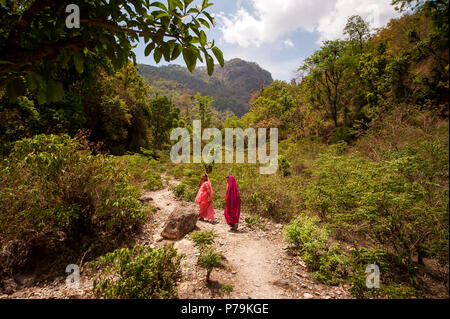 Indischer womans in traditionellen Sari bei der großen Schlucht, wo Jim Corbett zwei Tiger 1930 Schuß an Kundal Dorf auf Nandhour Tal, Uttarakhand, Indien Stockfoto