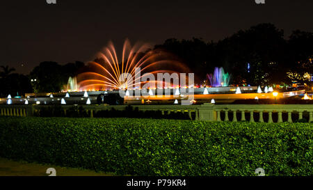 Springbrunnen in Maidan, Kolkata, für die öffentliche Unterhaltung. Slow Shutter Geschwindigkeit verwendet wird. Stockfoto