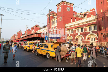 Mai 27,2018, Kolkata, Indien. Howrah Junction, auch als Howrah Station bekannt ist, ist der größte Bahnhof in Indien und es ist ein Bahnhof, Stockfoto