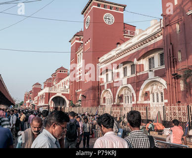 Mai 27,2018, Kolkata, Indien. Howrah Junction, auch als Howrah Station bekannt ist, ist der größte Bahnhof in Indien und es ist ein Bahnhof, Stockfoto