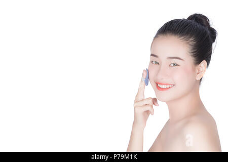 Frau Asien pretty woman holding kosmetische Creme. Frau Asia Holding jar mit butter lotion. Frau ihr Gesicht zu berühren. Gesichtsbehandlung. Kosmetologie. B Stockfoto