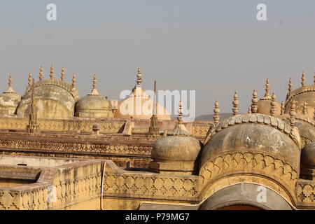 Nahargarh Fort steht am Rande der Aravalli Hills, mit Blick auf die Stadt Jaipur im indischen Bundesstaat Rajasthan. Stockfoto