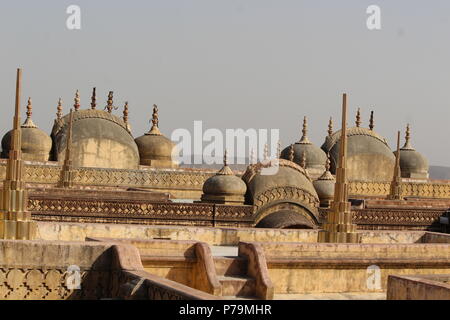 Nahargarh Fort steht am Rande der Aravalli Hills, mit Blick auf die Stadt Jaipur im indischen Bundesstaat Rajasthan. Stockfoto