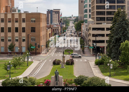 Boise, Idaho, USA. Stadtbild mit Blick auf Downtown, Boise Depot und Verkehr entlang der Capitol Boulevard, an einem Sommernachmittag. Stockfoto