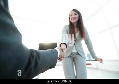 Willkommen und Handshake von Geschäftsleuten Stockfoto