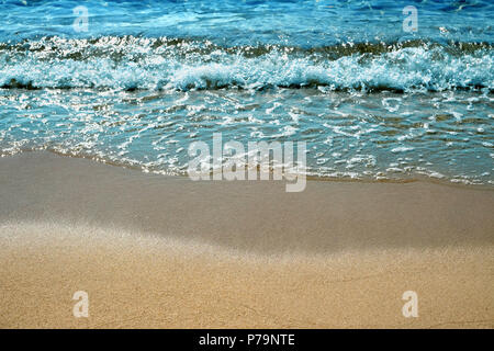 Ocean Wave surfen am Strand Stockfoto