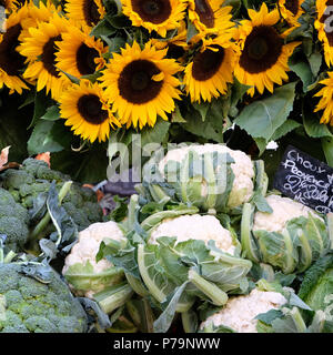 Bauernmarkt in Frankreich mit Gemüse und Sonnenblumen. Stockfoto