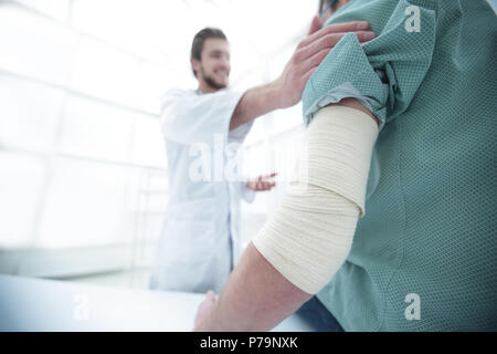 Orthopäde beruhigt seine Patientin. Stockfoto