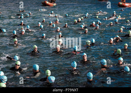 Schwimmer für Triathlon Rennen in Mount Maunganui, Tauranga, Neuseeland bereit Stockfoto