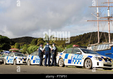 Polizisten und Streifenwagen auf Standby in Waitangi Day feiern in Waitangi, Bucht von Inseln, Neuseeland Stockfoto