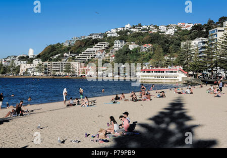 Die Leute am Strand entspannen im Oriental Bay, Wellington, Neuseeland Stockfoto