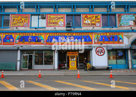 NEW YORK, NY - 29. Juni: Man bereitet einen Banner neben dem Sideshows, an der Küste der Meere, Brooklyn am Juni 29th, 2017 in New York, USA. Stockfoto