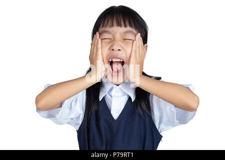 Asiatische kleinen chinesischen Mädchen in Uniform schreiend mit Händen auf dem Gesicht in isolierten weißen Hintergrund Stockfoto