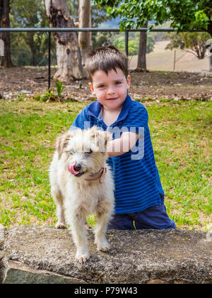 Kleine Junge mit seinem Jack Russel Terrier Hund. Stockfoto