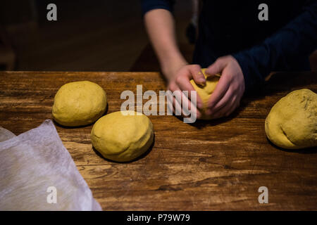 Westliche Piemont, Norditalien: Realisierung der natürlichen Brot mit Mutter Hefe zu Hause gemacht von den Bewohnern eines Ökodorfes Stockfoto