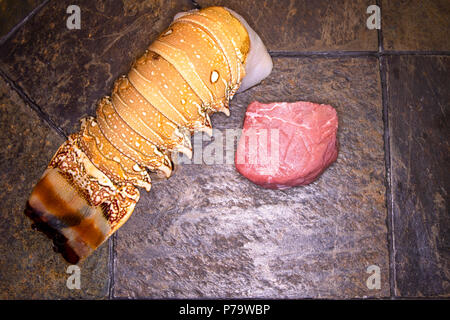 Raw Filet mignon Steak und Hummer Schwanz für Surf and Turf auf der Tischplatte. Stockfoto